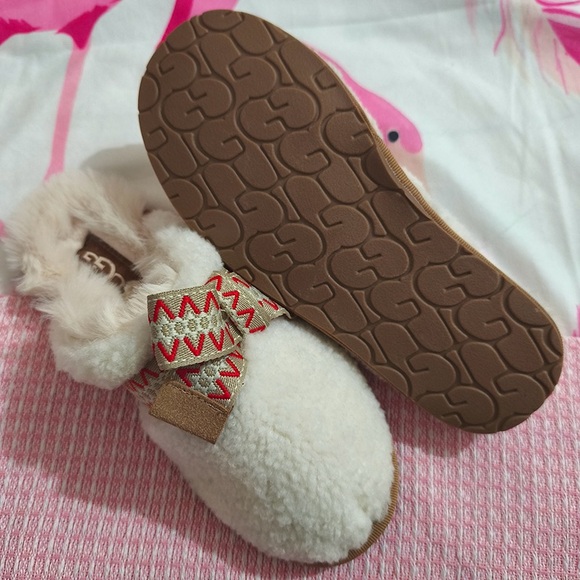 UGG White Sheepskin And Shearling Closed-Toe Plush Slippers - Picture 5 of 6